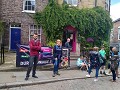 aan de deur van Cafédral