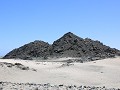 zwarte rotsen in het midden van de woestijn op het
