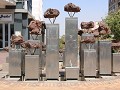 meteorietstenen verwerkt in standbeeld te windhoek