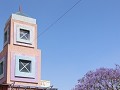 ingangstoren van moderne mall in windhoek met als 