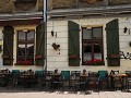 dineren aan een tafel met stikmachine