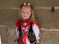 jonge meisjes in traditionele klederdracht voor sa