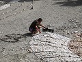 hier is de beach-artieste bezig met een schelp te 