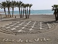geen streetart, maar beach-art : met stenen werd d