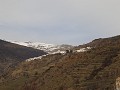 zicht op besneeuwde berg en ander bergdorpje in de