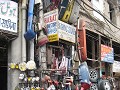 In Old Delhi een  auto-onderdelenwinkel.
Zie je d