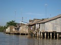 de woningen langs de Saigon-river