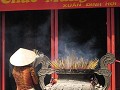 Wierrookstokjes branden aan een Confucius-tempel i