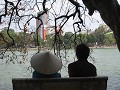 Romantisch op een bankje aan het Hoan Kiem Lake op