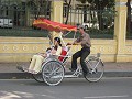 De fiets-taxi, naast de brommer, het vervoersmidde