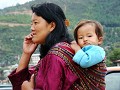 Frau, Kind und Handy auf dem Markt in Thimpu.