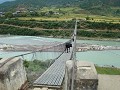Die längste Hängebrücke (150 Meter) von Bhutan.