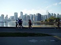 Jogger im Stanley Park mit Vancouver Downtown im H