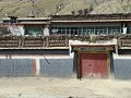 Das Dorf "Sakya" besticht durch alte Häuser die mi