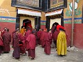 Die Mönche gehen ins Kloster Sakya für die "Puja".