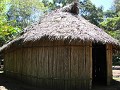 Ein typisches Shuarhaus. Bambus und Strohdach.Zwei