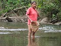 Fischende Indio-Frau. Sie wartet auf die mit Dinam
