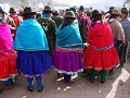 Ein Teil der Indio-Frauen tragen bunte Roecke, ink