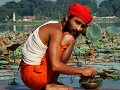 Hindu wässt Bronzeschüssel beim See der von Lotosb