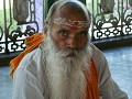 Ein Sadu verkauft heilige Bänder für das Handgelen