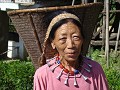 Alte Frau trägt Reiskorb und alte Kette. (Ein solc