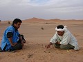 Brettspiel der Beduinen im Sand.