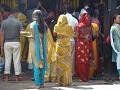 Die Frauen tragen noch heute die farbenfrohen Sari