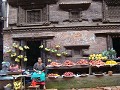 Bahktapur. Freiluftladen in altem Newari-Haus.