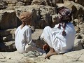 Zwei Junge beim Wadi von Bin Khaled.