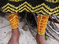 Alle Kunafrauen tragen Beinstulpen aus Perlschnuer