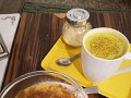 Een ayurvedisch ontbijt: warme kurkuma-soyamelk en