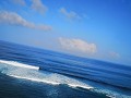 Surfers, zie de stipjes in het water, zijn er ook 