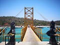 De brug die de eilanden Lembongan en Ceninghan met