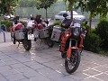 Esfagan, duitse toeristen met moto in hostel Amir 