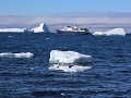 Antarctica, Brown Bluff, Plancius tussen ijsbergen