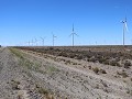 Puerto Deseado, onderweg, 20 windmolens, mooi op e