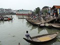 drukte op de rivier in Sadarghat haven