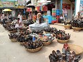schoenenverkoop op straat in de oude stad Dhaka