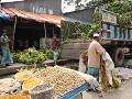 straatverkoop aan de haven Sadarghat