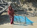Sundarban boottocht, visnetten binnenhalen Joymoni