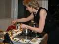 kokkin Fabienne aan het werk met de aperitiefhapje