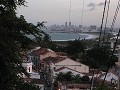 Olinda : straatbeeld, in de verte zicht op Recife