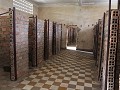 Tuol Sleng genocide museum: cellen in een oud klas