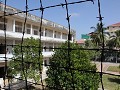 Tuol Sleng genocide museum: prikkeldraad ter bevei