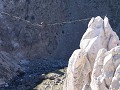 mirador a Monjes Blancos, vrouw loopt over touw 