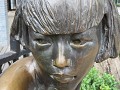 bronzen meisje in Duolun straat