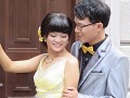 paartje poseert voor huwelijksfoto in Duolun straa