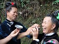 Langde, feestende Miao vrouwen proberen elkaar zel
