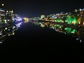 Fenghuang, 's avonds vanop een brug
