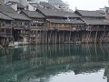 Fenghuang, steltenhuizen aan de rivier
